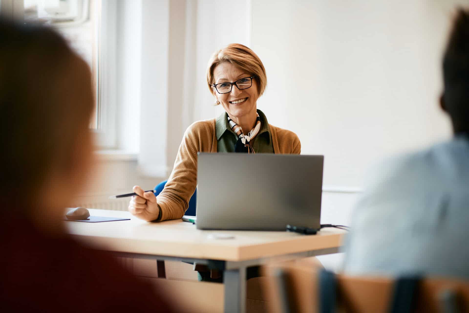 Lehrerin bei Besprechung mit Gymnasialdirektoren in Bayern.